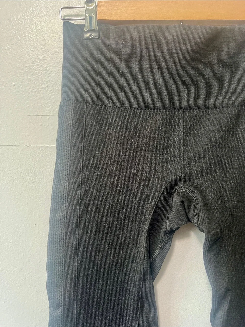 Lululemon Athletica Ebb to Street Seamless Charcoal Leggings - Size 6 (26